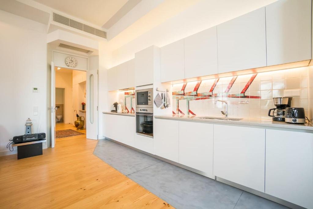 Spacious and Bright Apartment in Cais Sodre - Tap to explore photos