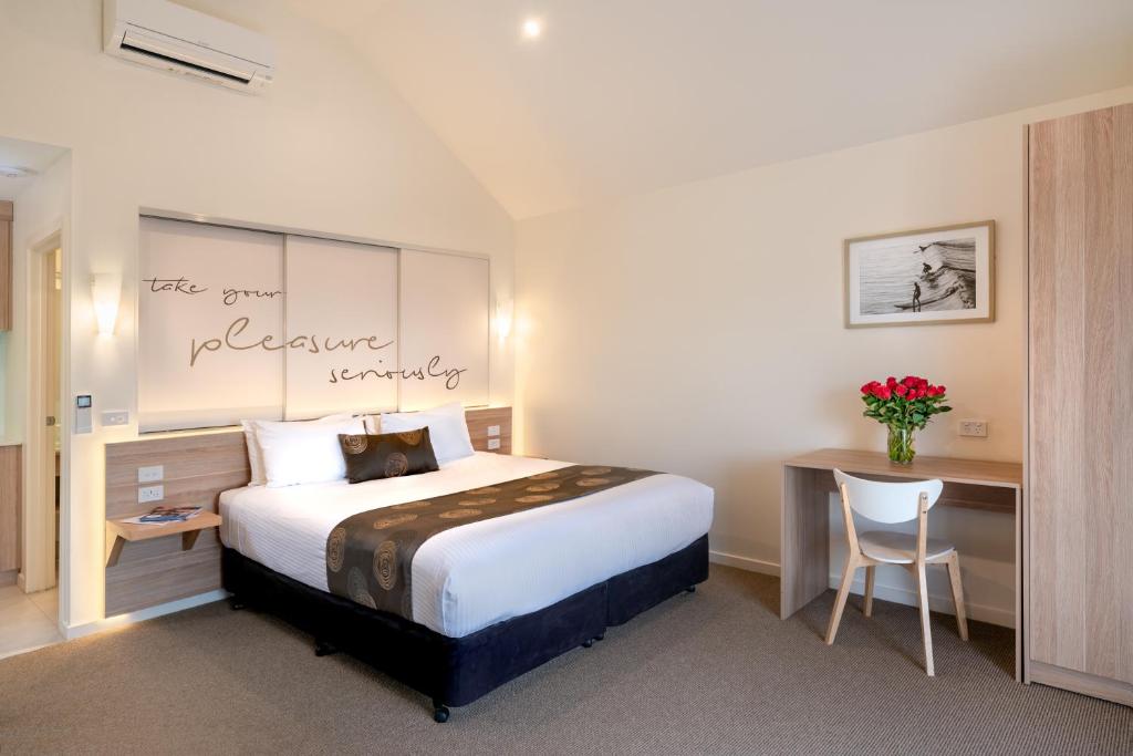 Boathouse Resort Studios and Suites photo 2