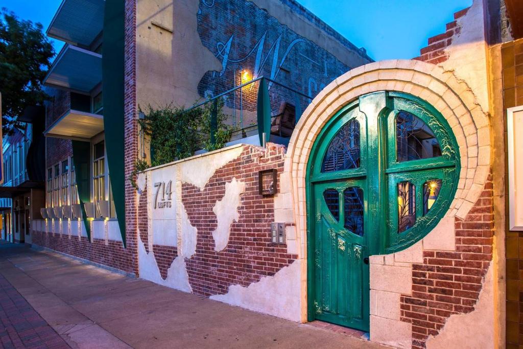 Green Door Lofts -Magnolia Loft, Silos/Downtown image