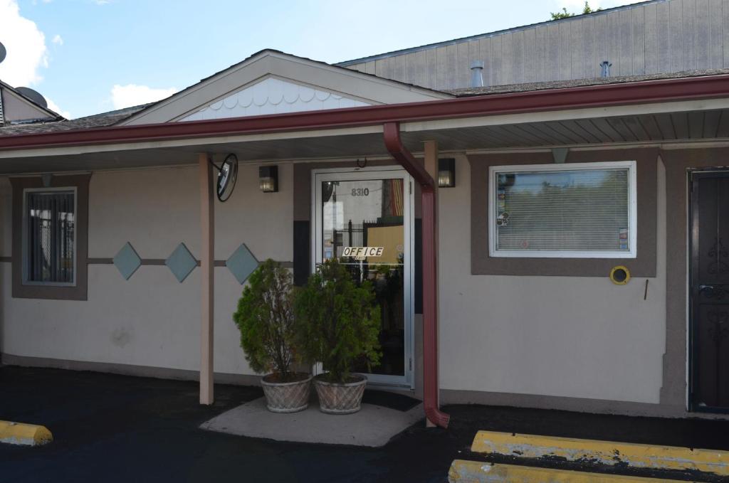Economy Inn image