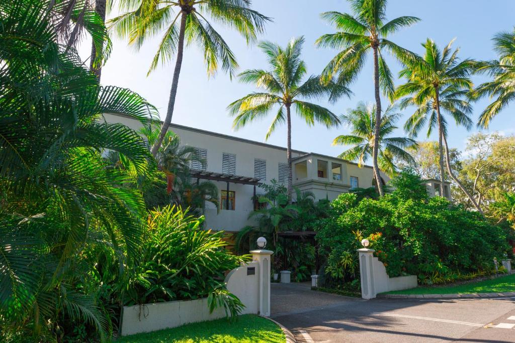 LUXURY Apartment Studio PORT DOUGLAS 65 SQ MTRS and Bath - Tap to explore photos