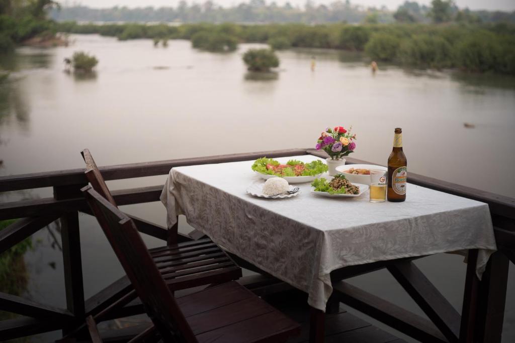 Chanhthida Riverside Guesthouse and The River Front Restaurant photo 2