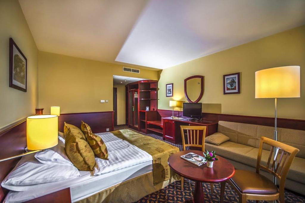 Двухместный (Стандартный номер с 2 односпальными кроватями и диваном), Hotel Kapitany Wellness