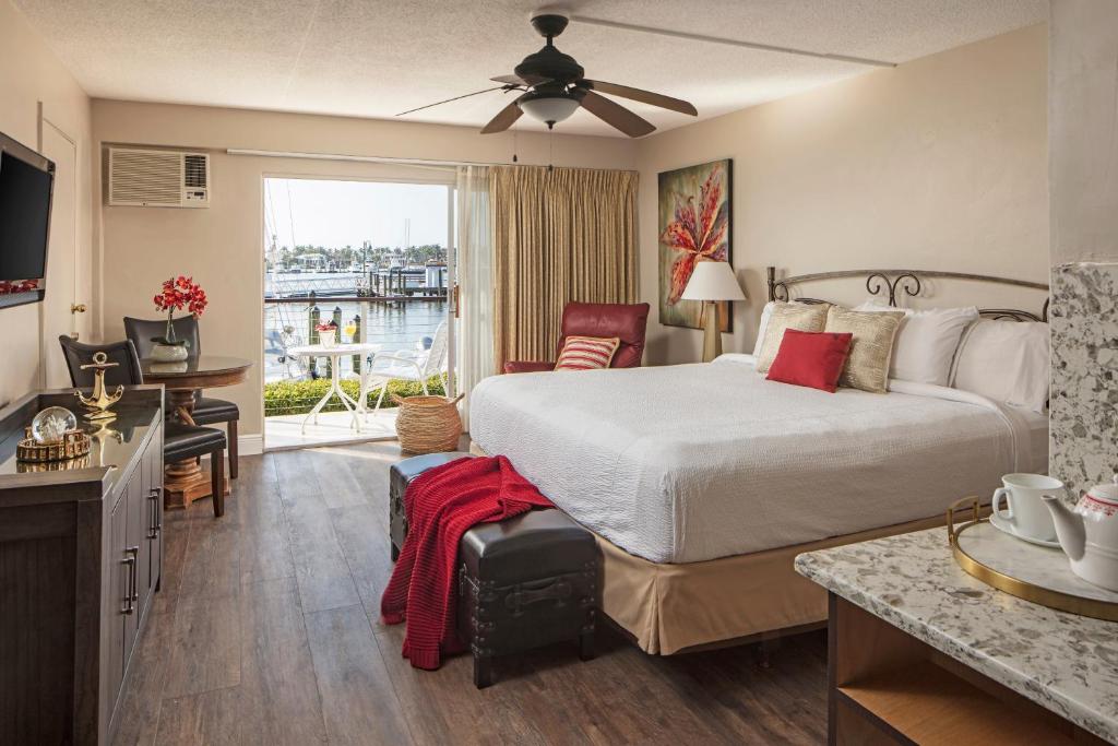 Cove Inn on Naples Bay photo 2
