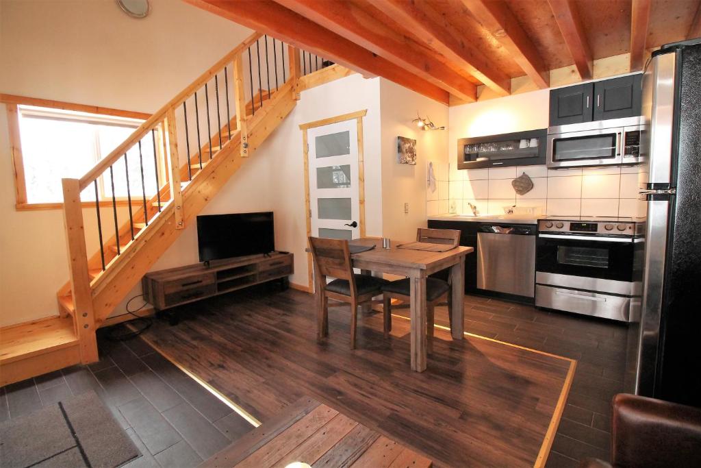 Red Cariboo Apartments photo 3