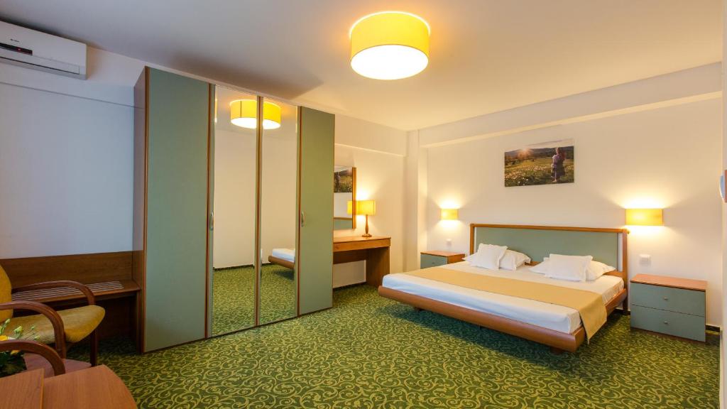 Сьюит (Стандартный люкс с видом на озеро), Hotel Herastrau