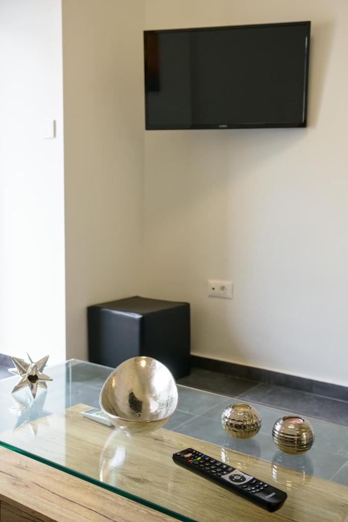 Luxury Studio Apartment in the City Center - Tap to explore photos