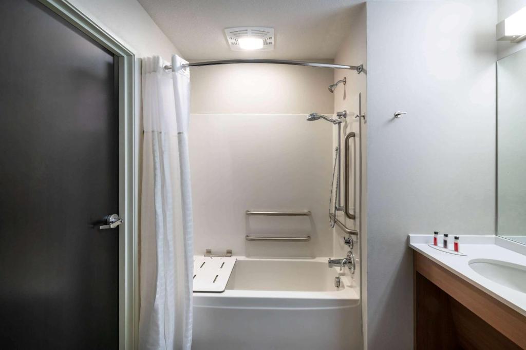 Microtel Inn & Suites by Wyndham Carlisle photo 3