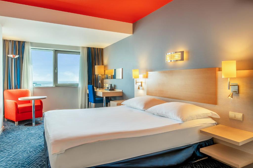 Двухместный (Улучшенный номер с видом на море), Отель Park Inn by Radisson Azerbaijan
