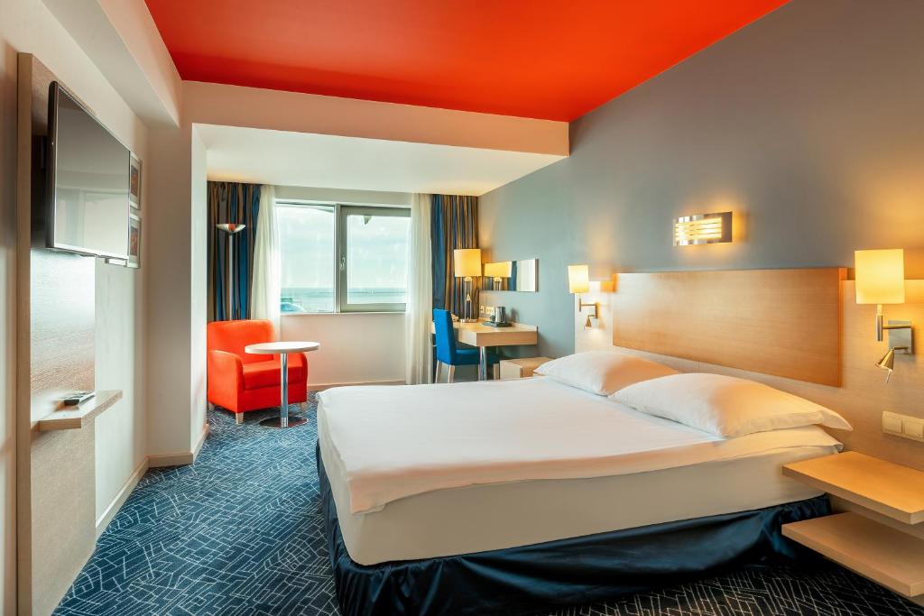 Двухместный (Улучшенный номер с видом на море), Отель Park Inn by Radisson Azerbaijan