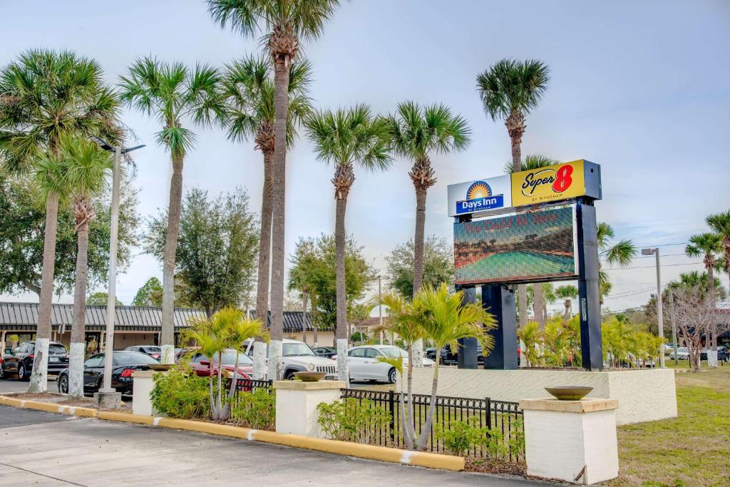 Super 8 by Wyndham St. Petersburg image