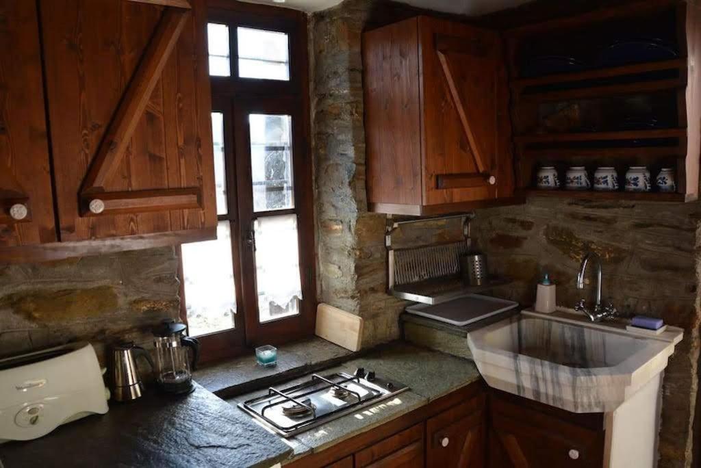 Traditional Greek Cottage photo 4