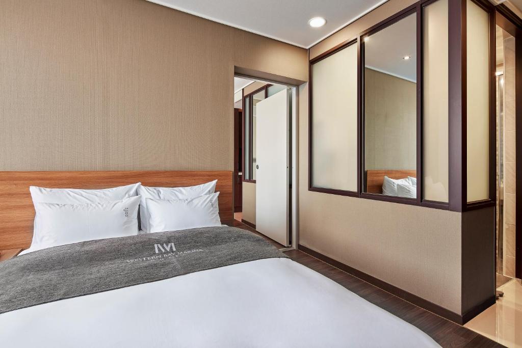Western Bay Marina Hotel photo 4