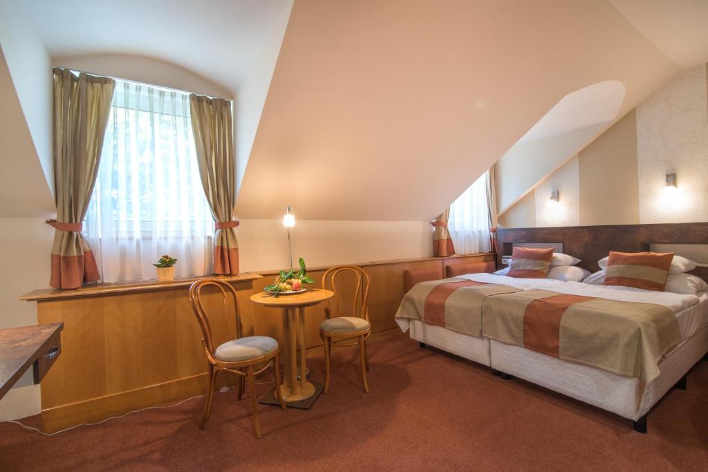 Двухместный (Двухместный номер эконом-класса на мансардном этаже), Hotel Spa Hévíz