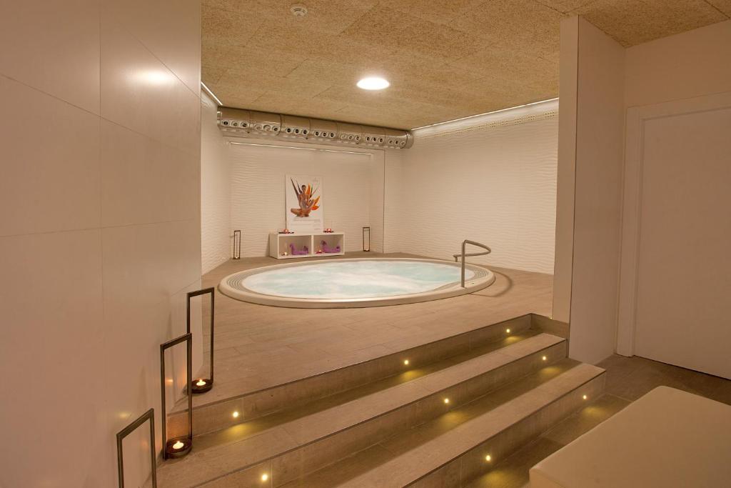 Hotel Pompaelo Plaza del Ayuntamiento & Spa photo 3