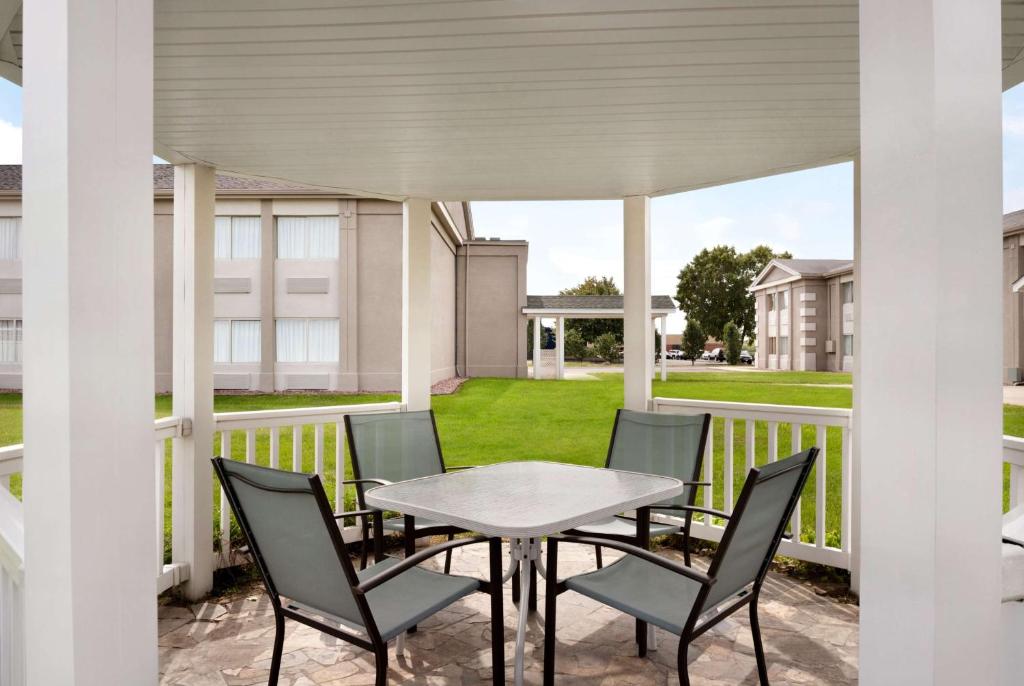 Super 8 by Wyndham Des Moines photo 1