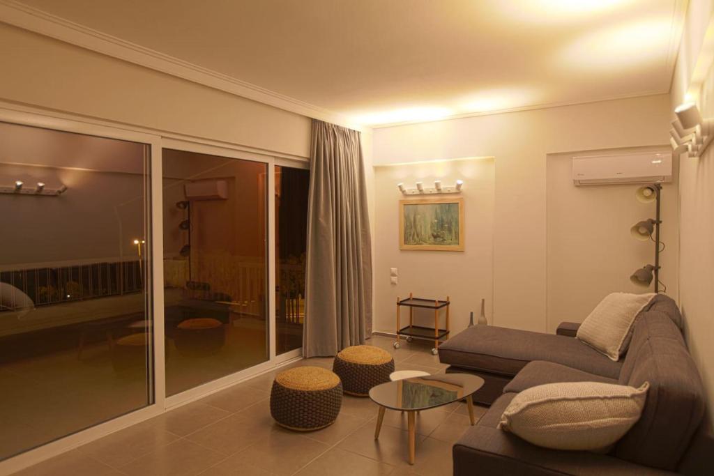 Seaside Renovated Top Floor Apartment photo 2