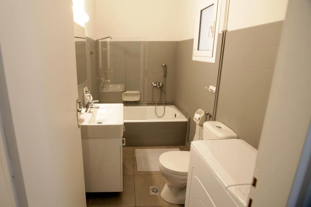 Seaside Renovated Top Floor Apartment photo 3