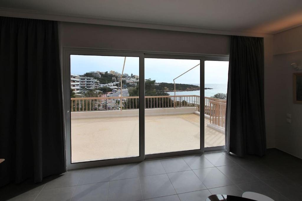 Seaside Renovated Top Floor Apartment photo 4
