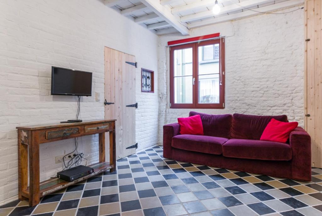 Romantic 16th century workers house photo 4
