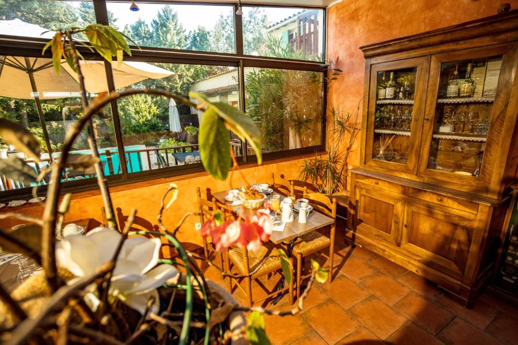 LOGIS HOTEL RESTAURANT L' Auberge d'Uzes photo 2