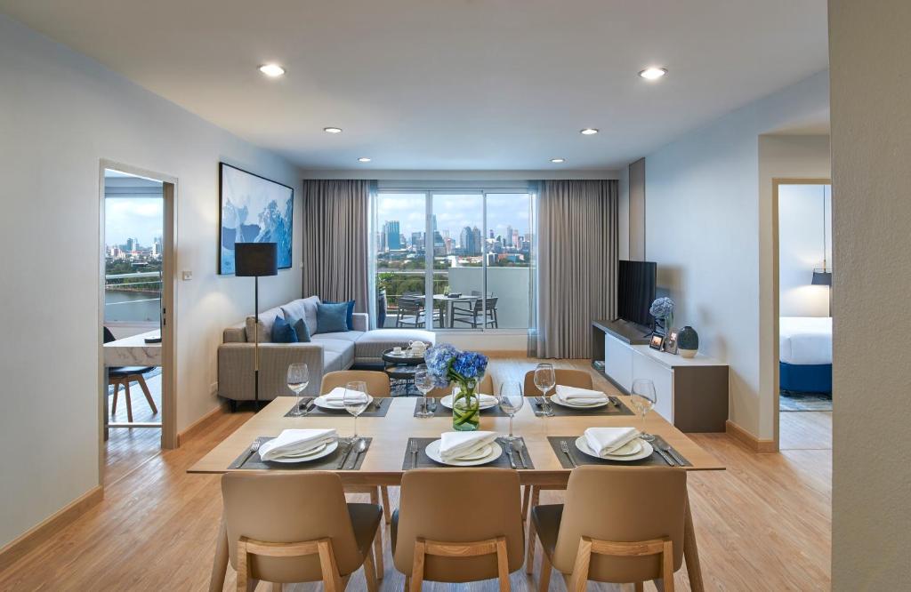 Сьюит (Номер с 3 спальнями, вид на озеро), Отель Somerset Lake Point Bangkok