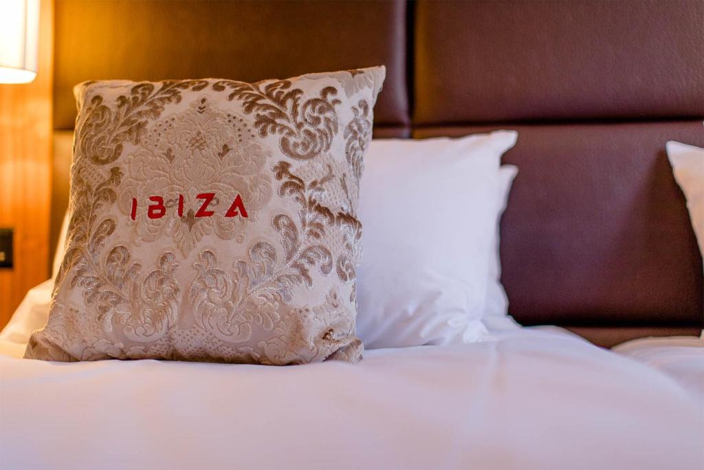 Madame Vacances Hotel Ibiza - Tap to explore photos