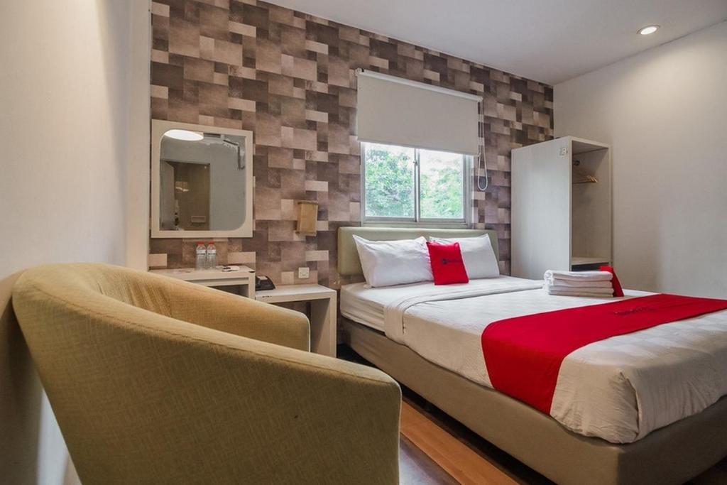 Двухместный (Номер Делюкс), RedDoorz Plus near Mangga Besar Station 2