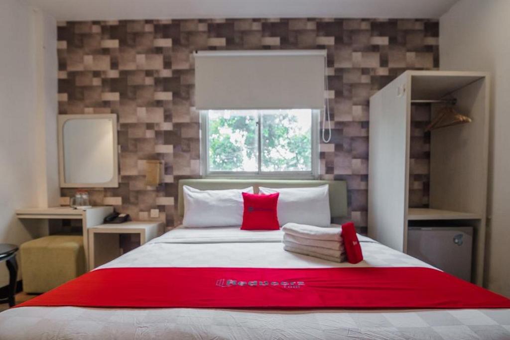 Двухместный (Номер Делюкс), RedDoorz Plus near Mangga Besar Station 2