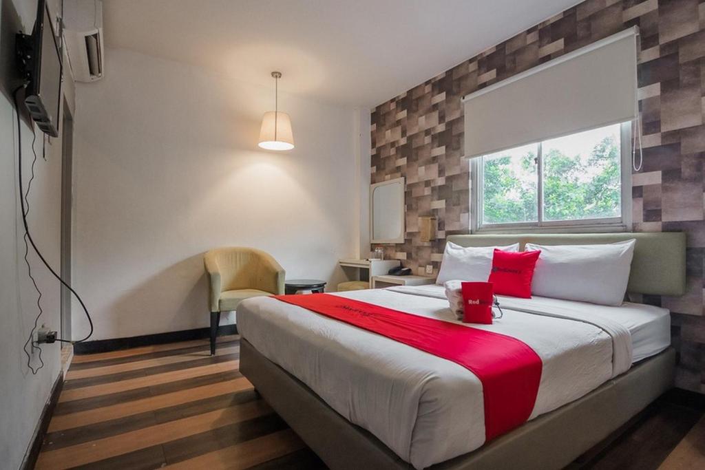 Двухместный (Номер Делюкс), RedDoorz Plus near Mangga Besar Station 2