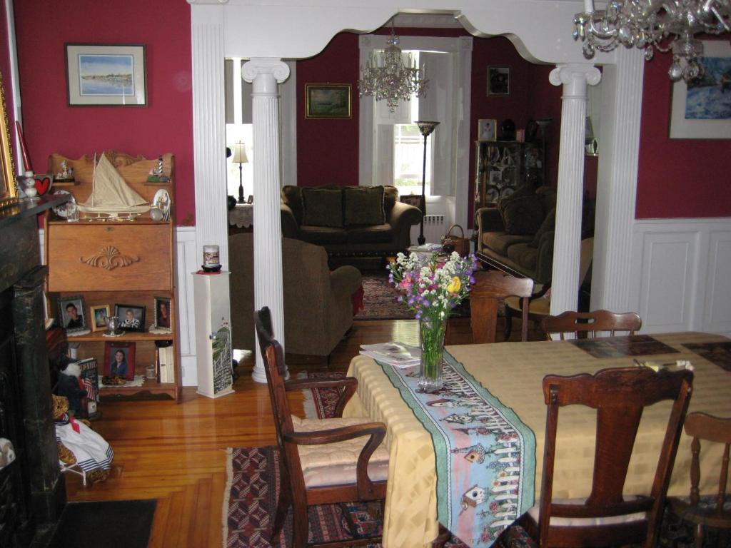 Historic Hill Inn photo 1