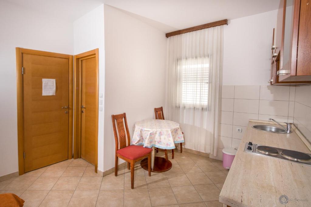 Апартаменты (Апартаменты с душем), Apartments and rooms Marija