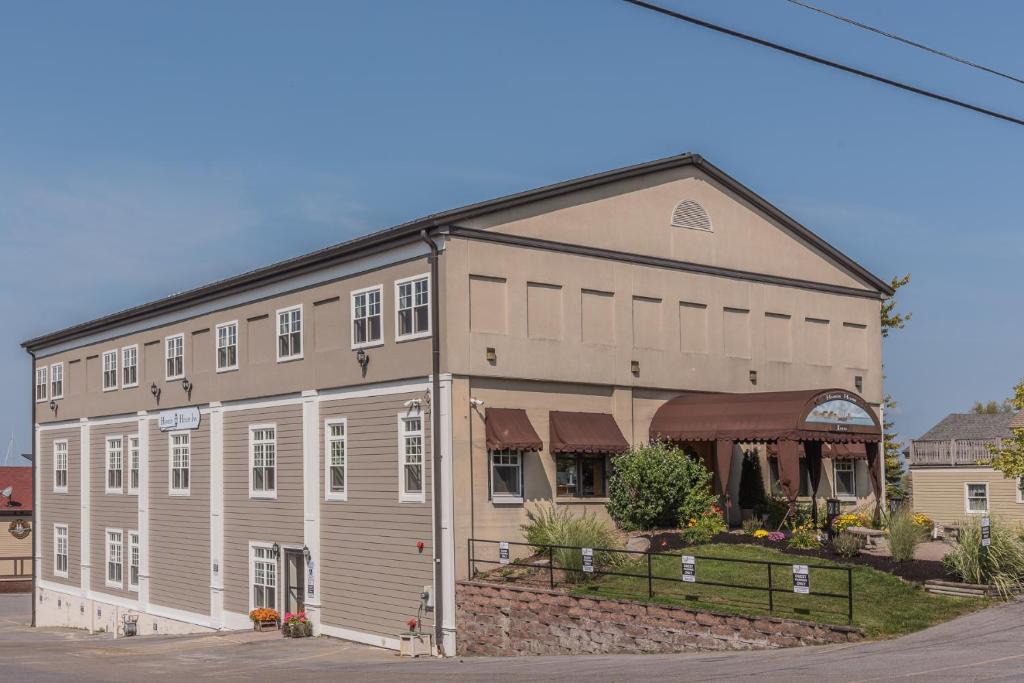 Harbor House Inn image
