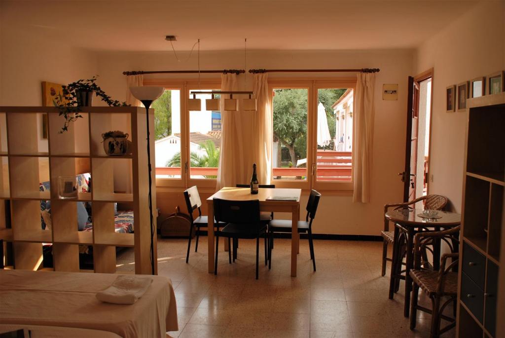 Apartaments Margarita Sabina Pinell - Tap to explore photos