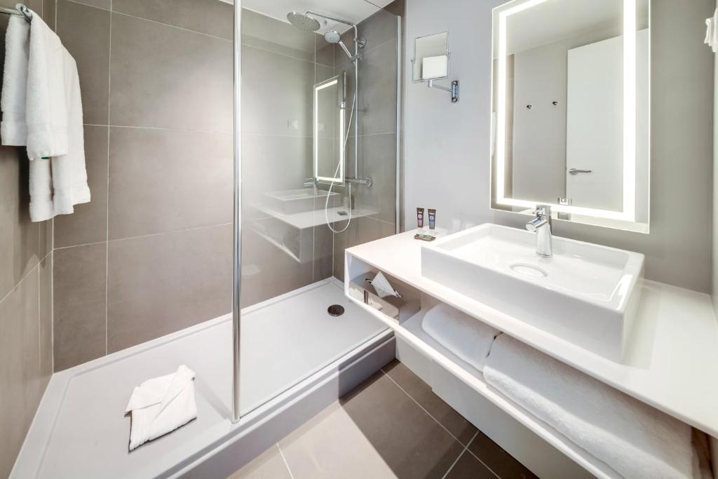 Сьюит (Представительский люкс с видом на лагуну), Отель Novotel Sharjah Expo Centre