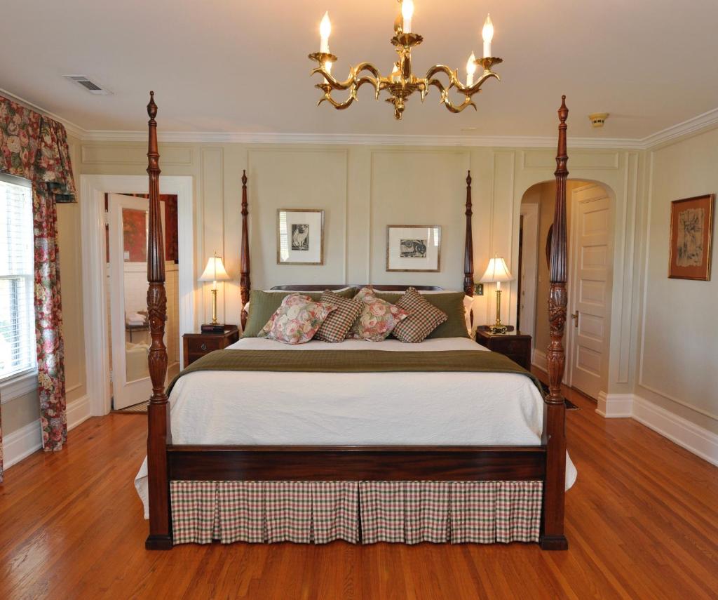 Bluff View Inn image