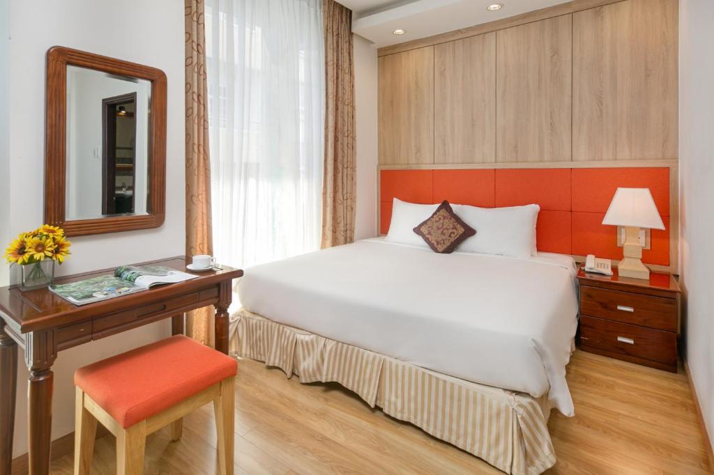 Двухместный (Улучшенный номер с кроватью размера «king-size»), Sun River Hotel