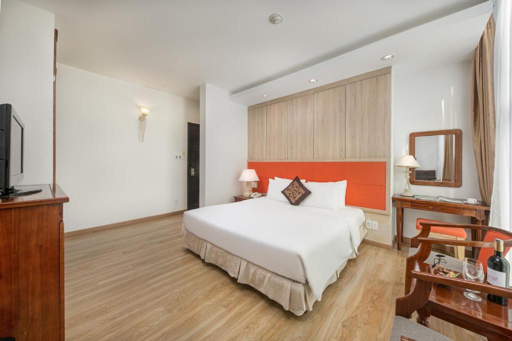 Двухместный (Deluxe King Bed Room with City View), Sun River Hotel