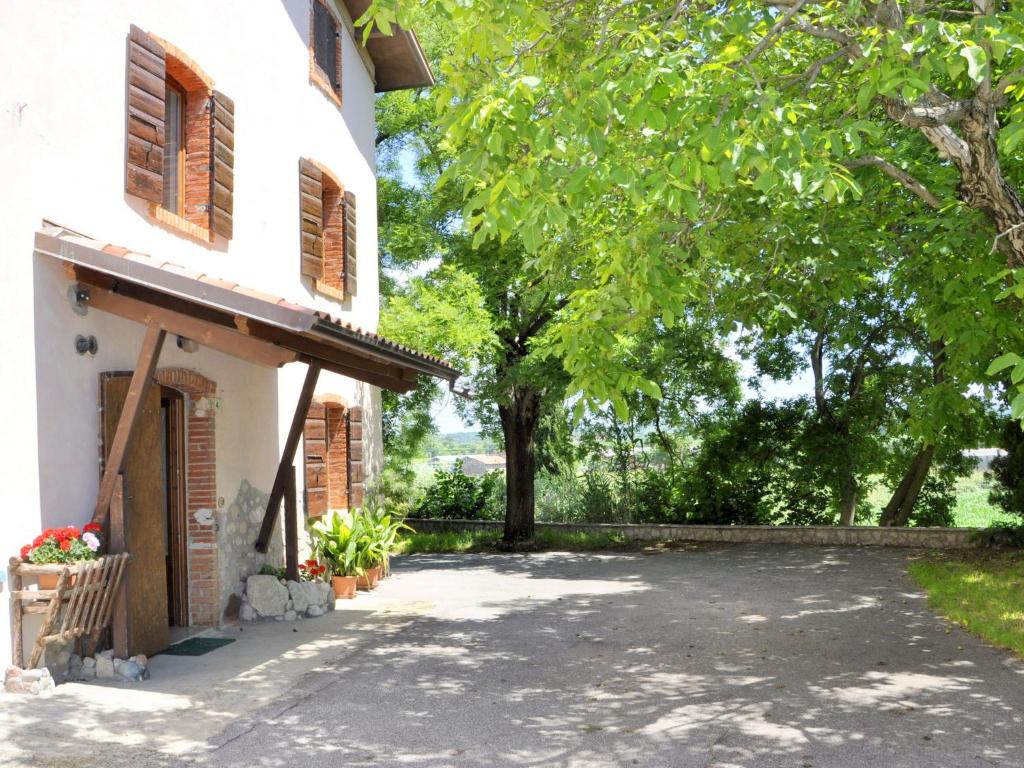 Quiet rustic farmhouse, surrounded by greenery, swimming pool with tennis court photo 3