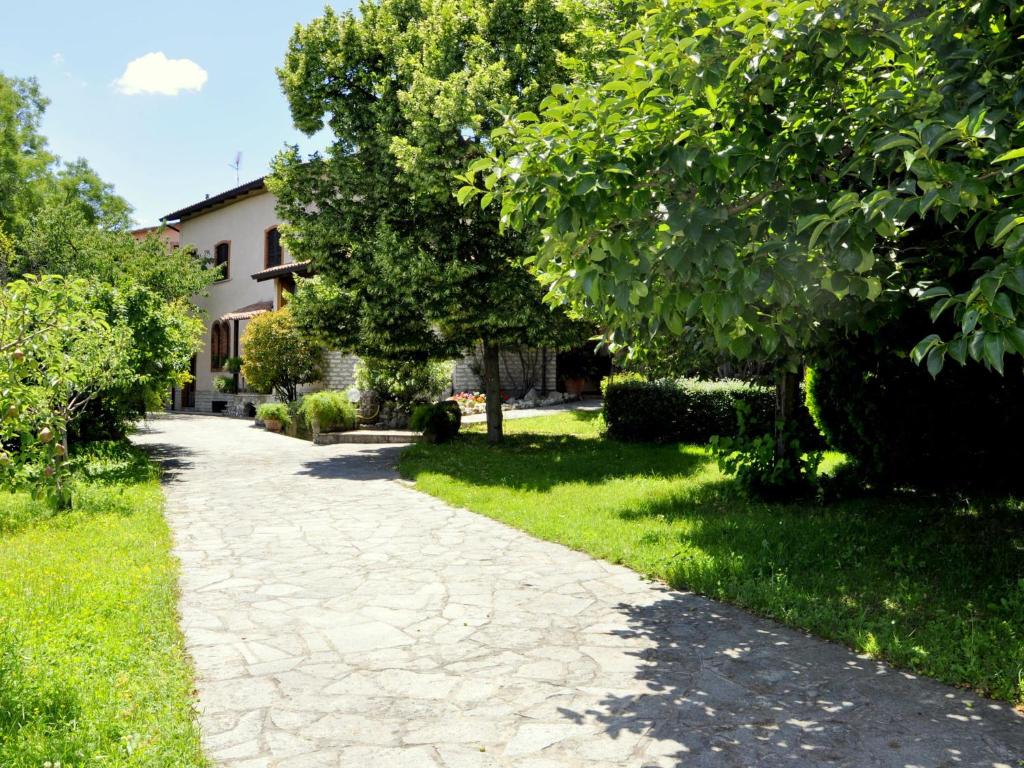 Quiet rustic farmhouse, surrounded by greenery, swimming pool with tennis court photo 2