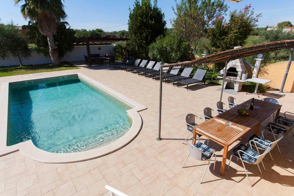 Villa VEDORNA - large luxury house with pool, wellness room with jacuzzi & sauna, game room, children's playground & bbq, Pomer, Istria photo 4