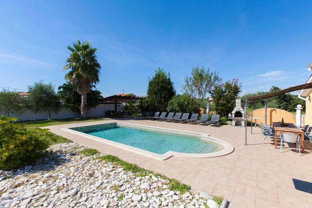 Villa VEDORNA - large luxury house with pool, wellness room with jacuzzi & sauna, game room, children's playground & bbq, Pomer, Istria photo 3