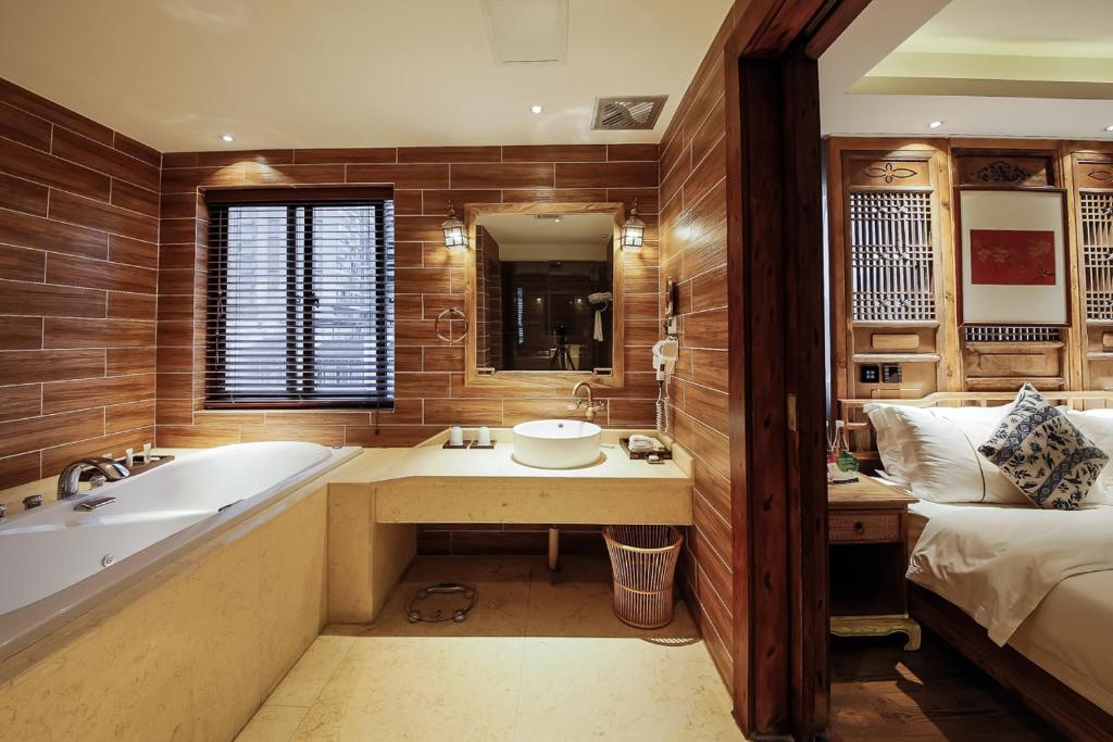 Сьюит (Люкс с террасой), Chuan Jia Courtyard Hotel