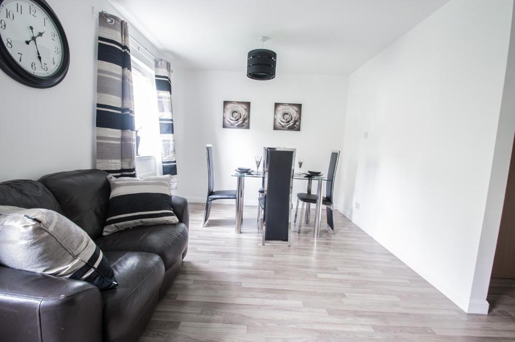 Orange Town House - Shaw Road, Only 6 Minutes to City Centre photo 4