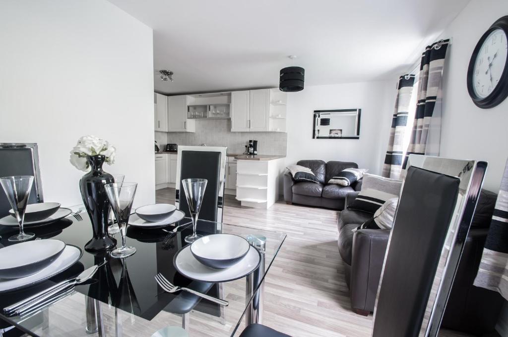 Orange Town House - Shaw Road, Only 6 Minutes to City Centre photo 1