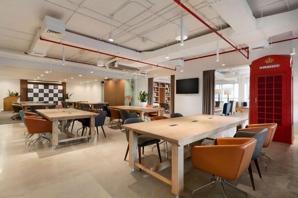 Двухместный (Пакет услуг Stay and Work - Номер Tryp, бесплатный доступ в зону коворкинга NEST, легкие закуски, скидка в размере 20% на еду и напитки, услуги прачечной и спа-центра, ранняя регистрация заезда (12:00) и поздняя регистрация отъезда (16:00)), Отель TRYP by Wyndham Dubai