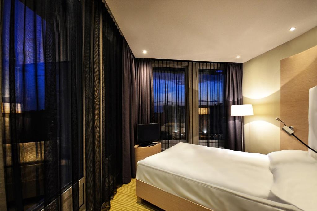 Двухместный (Улучшенный двухместный номер с 1 кроватью), Sound Garden Hotel Airport