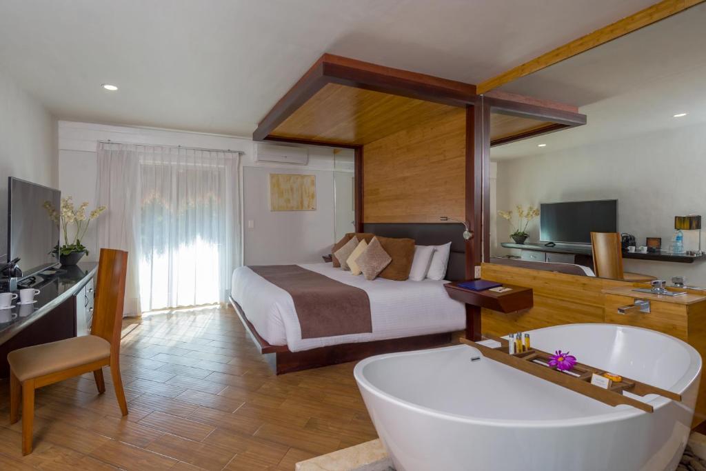Сьюит (Люкс Master с завтраком «шведский стол» и доступом в спа-центр), Magic Blue Boutique Hotel