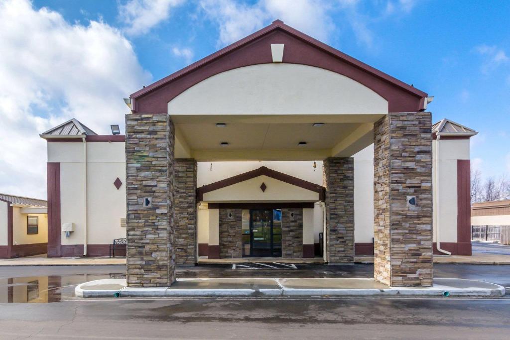 Econo Lodge Cloverdale photo 1