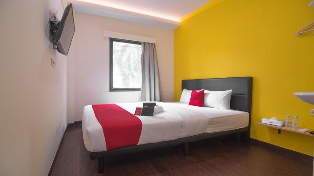 Двухместный (Двухместный номер Делюкс с 1 кроватью), RedDoorz near ITC Mangga Dua